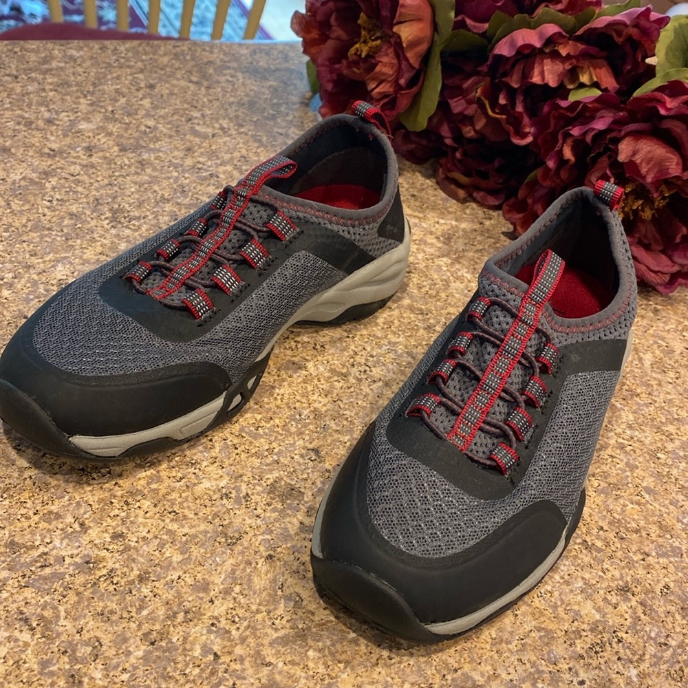 L.L. Bean Kids Adventure Slip on Sneakers Size 1
